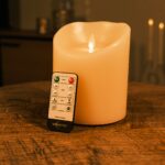 LED vokslys Ø12,5 × H15 cm – varm hvid – på træbord med DORSETTO fjernbetjening