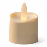 Et beige, flammeløst LED-lys med en buet top og en glødende kunstig flamme står på en hvid baggrund.