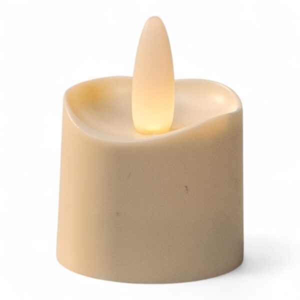 Et beige, flammeløst LED-lys med en buet top og en glødende kunstig flamme står på en hvid baggrund.