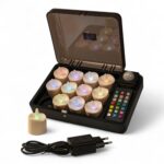 Genopladelige vandtætte RGB LED-fyrfadslys (12 stk.) fra DORSETTO i sort opladningsboks med fjernbetjening og strømforsyning