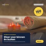 Et sammenrullet rødt håndklæde og tre lysende Genopladelige RGB LED-fyrfadslys (12 stk.) er placeret ved et badekar. Hollandsk tekst fremhæver deres vandtætte design, fjernbetjening, indendørs/udendørs brug og 160 timers batterilevetid.