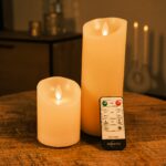 To genopladelige LED-vokslys fra DORSETTO i forskellige højder på et træbord med fjernbetjening og blød, sløret baggrund