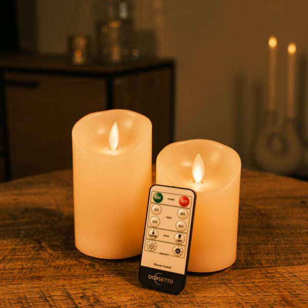 LED små vokslys – sæt med 2 lys (DORSETTO) på træbord med fjernbetjening og varmt LED-lys