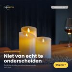 Fire realistiske, genopladelige LED-vokslys (Genopladelige LED-vokslys – sæt med 4 – DORSETTO) med et varmt, gult skær står på et bord ved siden af et glas vin. Den hollandske tekst fremhæver, hvor naturtro de er, og opfordrer dig til at købe dem.