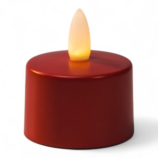 Et sæt med 12 små, runde, røde genopladelige LED-fyrfadslys (vandtætte, op til 175 timers brug) med gul-orange kunststofflamme, timerfunktion og fjernbetjening, vist mod en ensfarvet hvid baggrund.