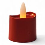 Et sæt med 12 røde, genopladelige LED-fyrfadslys med op til 175 timers batterilevetid, vandtæt design, fjernbetjening og timerfunktion, vist mod en ensfarvet hvid baggrund.