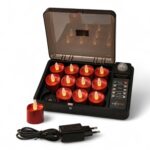 Sæt med 12 genopladelige røde LED-fyrfadslys, vandtætte, med fjernbetjening, timerfunktion og opladekuffert med gennemsigtigt låg. Inkl. adapter og et løst fyrfadslys.