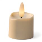 Et beige flammeløst LED-lys med et buet design med smeltede kanter og en glødende kunstig flamme, vist mod en almindelig hvid baggrund.