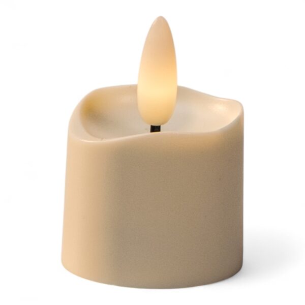 Et beige flammeløst LED-lys med et buet design med smeltede kanter og en glødende kunstig flamme, vist mod en almindelig hvid baggrund.