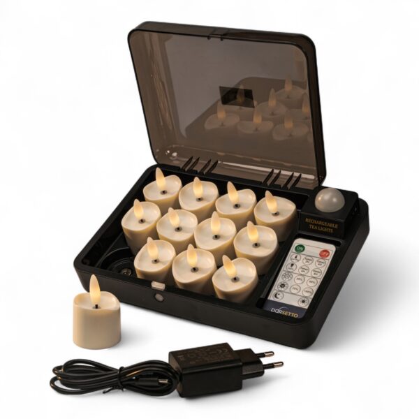 Et sæt med tolv elektriske fyrfadslys med flammeformede pærer sidder i et sort opladningsetui med gennemsigtigt låg. En fjernbetjening og et ladekabel med stik er placeret ved siden af etuiet.