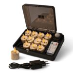 Et sæt med tolv flammeløse LED-varmelys i et sort opladningsetui med fjernbetjening, stik og opladningskabel placeret foran etuiet. Lysene udsender et varmt gult lys.