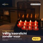 Et sæt med 12 røde genopladelige, vandtætte LED-lys med fjernbetjening og timer er vist i en åben sort kasse som et pengeskab med et lysende tastatur. Hollandsk tekst fremmer sikker, brandfri levende lys.
