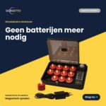 Et sæt med 12 røde genopladelige, vandtætte LED-lyskæder med timerfunktion, fjernbetjening og magnetisk opladning - ingen batterier er nødvendige. Inkluderer opladningsboks og strømadapter. Hollandsk tekst fremhæver batterifri brug.