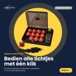 En sort kasse med 12 røde genopladelige, vandtætte LED-lyskæder, fjernbetjening og oplader vises på en blå baggrund med hollandsk tekst, der reklamerer for Genopladelige LED-lyskæder - røde - med fjernbetjening.