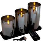 DORSETTO genopladelige LED-lys sæt med 3D-flamme (105 timer) med tre cylinderlys, sort base, fjernbetjening og USB-kabel – realistisk flammeeffekt i varm orange tone.