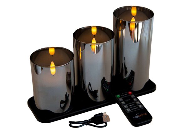 DORSETTO genopladelige LED-lys sæt med 3D-flamme (105 timer) med tre cylinderlys, sort base, fjernbetjening og USB-kabel – realistisk flammeeffekt i varm orange tone.