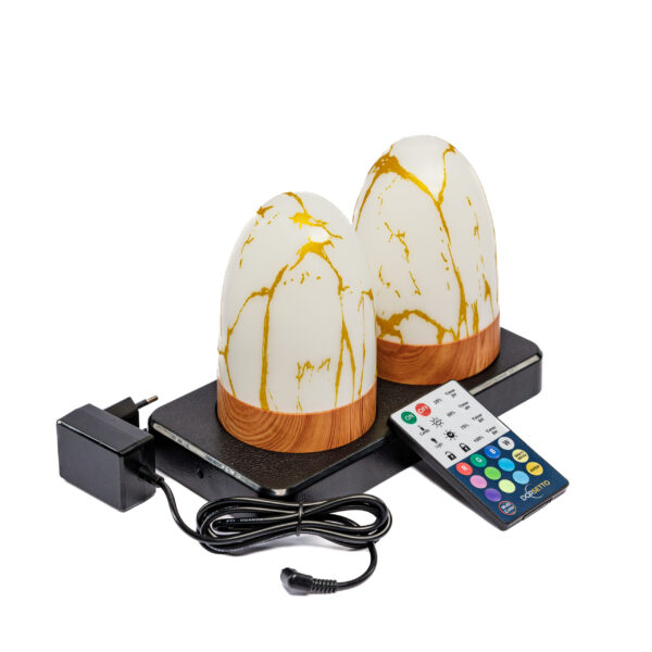 Sæt med to DORSETTO genopladelige ovale bordlamper i marmorguld design på sort ladestation med fjernbetjening og strømadapter