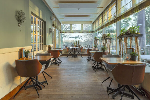 restaurant met een aantal 2 persoons tafels en kaarsen van dorsetto