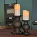 LED-vokslys sæt med 2 fra DORSETTO på mørke lysestager på et træbord i et moderne køkken