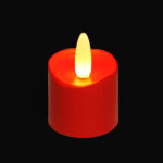 Røde genopladelige LED-fyrfadslys med varm gul flamme, vandtæt design og fjernbetjening, præsenteret som stemningsfuldt lyssæt på mørk baggrund.