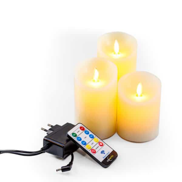 Genopladelige LED-vokslys sæt med 4 fra DORSETTO i fire højder med fjernbetjening og strømadapter på hvid baggrund