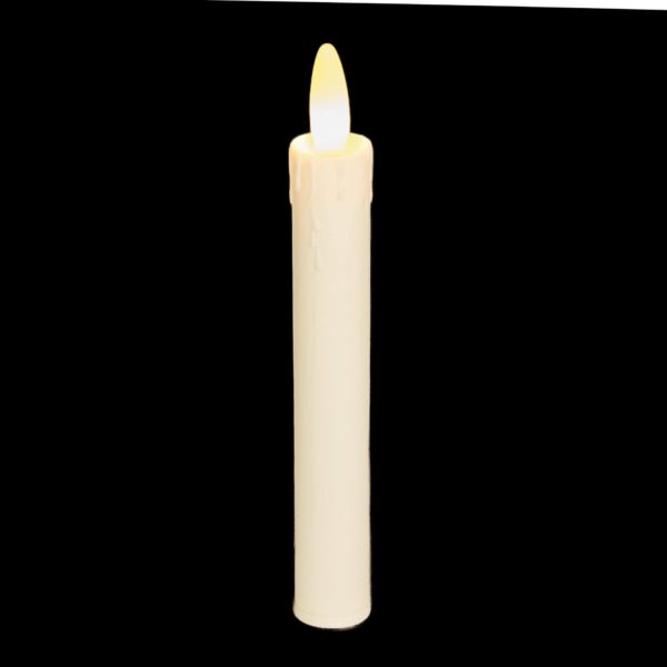 Et slukket genopladeligt LED-dinerlys DORSETTO 150 mm (løst) i cremefarve står lodret mod en sort baggrund, hvor den flammeformede top ligner et traditionelt stearinlys.