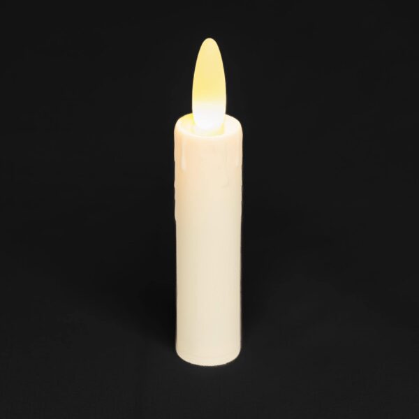 Det genopladelige LED-dinerlys DORSETTO 97 mm (løst) i hvid med en glødende gul flamme står lodret mod en ensfarvet sort baggrund.