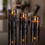 Tre DORSETTO genopladelige LED-lys med 3D-flamme (sæt med 3, 105 timers brændetid) i glaslysestager, der skaber en varm og luksuriøs stemning.