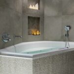 Een badtub met in een inkeping elektrische kaarsen van Dorsetto