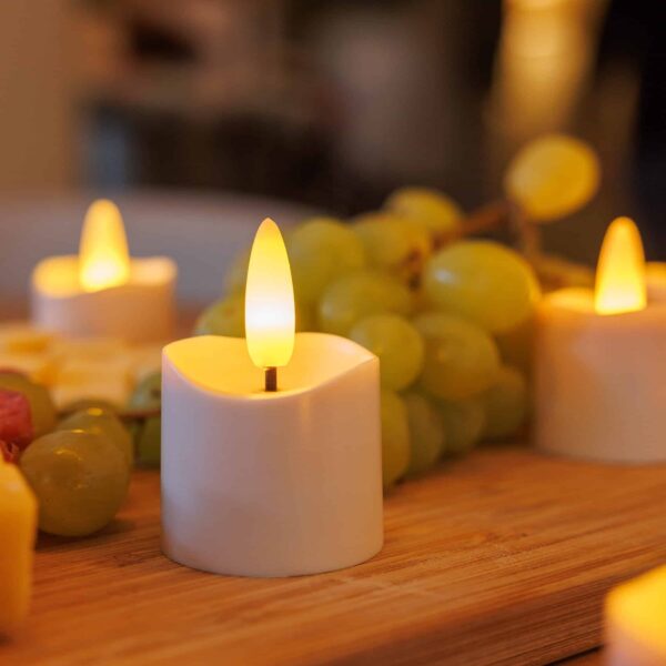 Sæt med 6 stk. 3D genopladelige LED-fyrfadslys med timerfunktion og fjernbetjening – inkl. sort opladebase, adapter og 6 matte holdere til varm stemning.