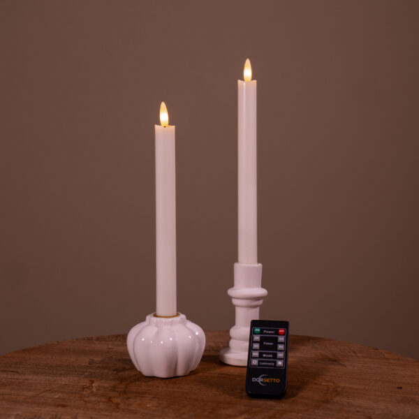 LED middagslys sæt med 2 (400 timers brændetid, hvid) i keramiske holdere på træ, med fjernbetjening foran.