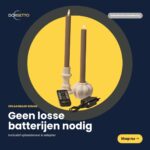 Sæt med 2 beige, genopladelige LED-spiselys (400 timers brændetid) leveres i forskellige hvide holdere med fjernbetjening og sort oplader. Nem genopladning inkl. opladerkabel og stik – ingen løse batterier!.