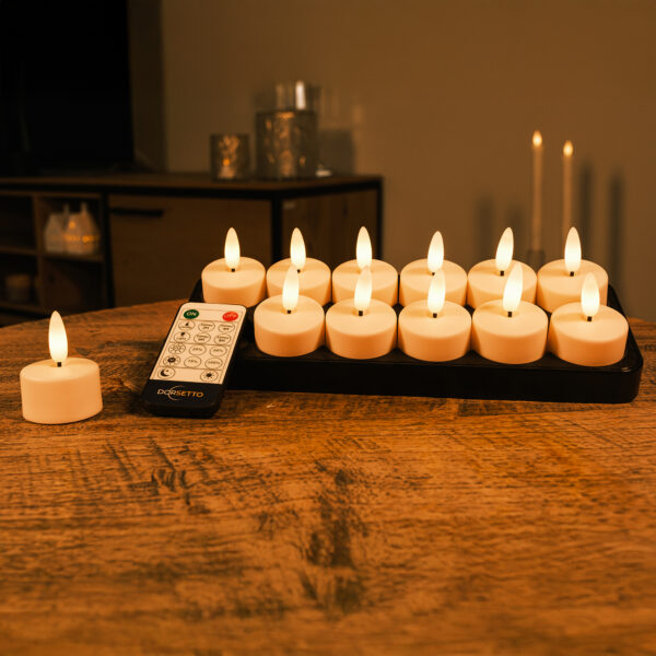 Tolv genopladelige fyrfadslys med realistiske 3D-flammer, 140 timers brændetid og fjernbetjening står på et træbord og giver et blødt, hyggeligt skær i baggrunden.