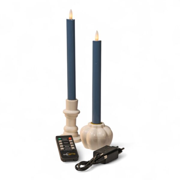 To stone blue LED-dinerlys i hvide holdere med fjernbetjening og strømadapter på hvid baggrund, med realistisk flammeeffekt