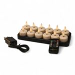 Et sæt med 12 LED-fyrfadslys med realistiske flammer, placeret i et opladningsbakke. Derudover ses en sort strømadapter og en fjernbetjening.