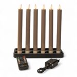 LED-dinerlys i et sæt med seks genopladelige lys på 250 mm placeret på en sort base. Lysene har dæmpbar flammeeffekt og timer. Foran ligger en fjernbetjening og en strømadapter med kabel på hvid baggrund.