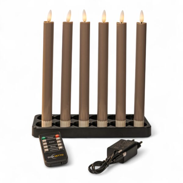 LED-dinerlys i et sæt med seks genopladelige lys på 250 mm placeret på en sort base. Lysene har dæmpbar flammeeffekt og timer. Foran ligger en fjernbetjening og en strømadapter med kabel på hvid baggrund.