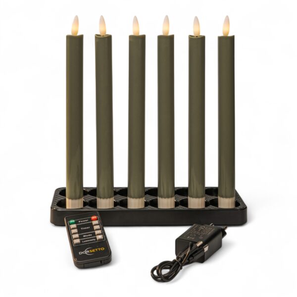 Sæt med seks dæmpbare, genopladelige LED-dinerlys på 250 mm, stående i en rektangulær base. Foran ligger en fjernbetjening og en strømadapter med kabel, præsenteret på hvid baggrund.