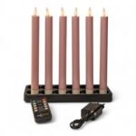 Sæt med 6 genopladelige, dæmpbare LED-dinerlys på 250 mm i en sort rektangulær holder. Foran ligger en fjernbetjening og en adapter; præsenteret på hvid baggrund.