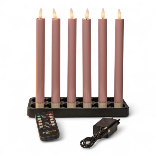 Sæt med 6 genopladelige, dæmpbare LED-dinerlys på 250 mm i en sort rektangulær holder. Foran ligger en fjernbetjening og en adapter; præsenteret på hvid baggrund.