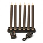 Seks høje, mørkegrå genopladelige LED-dinerlys (250 mm), dæmpbare og med timer, sæt med 6 i en rektangulær holder. Foran ligger en fjernbetjening og en strømadapter; præsenteret på hvid baggrund.