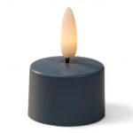 Giv dit interiør et moderne udtryk med dette genopladelige fyrfadslys i Stone Blue No. 86. Realistisk flammeeffekt, dæmpnings- og timerfunktion samt brændetid op til 400 timer pr. opladning. Sikkert, bæredygtigt og nemt at oplade.