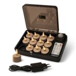 Genopladelige fyrfadslys beige – sæt med 12 genopladelige fyrfadslys med op til 400 timers brændetid, fjernbetjening, opladningsboks og sort strømadapter.