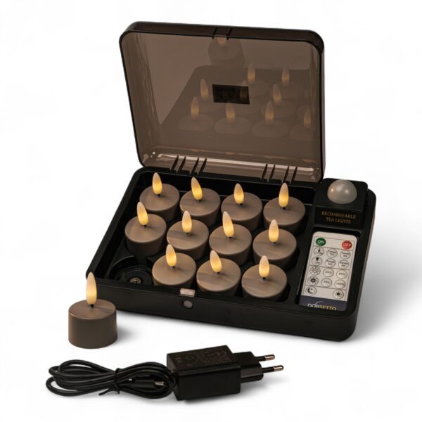 Et sæt med 12 genopladelige fyrfadslys i Charleston Grey med brændetid op til 400 timer, fjernbetjening, opladeboks, ét lys uden for boksen samt en sort strømadapter foran.