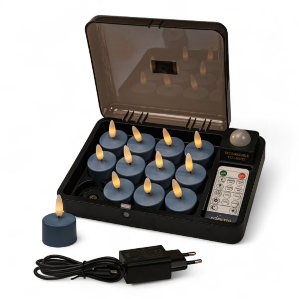 En sort opladeboks med 12 blå genopladelige fyrfadslys (Stone Bleu No.86, brændetid op til 400 timer), en fjernbetjening, ét fyrfadslys uden for boksen samt en sort strømadapter og kabel foran – på en hvid baggrund.