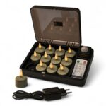 En åben æske indeholder ni genopladelige LED-twistlys med flammeformede spidser. Et fyrfadslys og en oplader ligger uden for æsken. Der medfølger også en fjernbetjening med forskellige knapper.