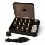 Et sæt med 12 sorte genopladelige LED-fyrfadslys (op til 400 timers brændetid), en sort opbevaringskuffert, fjernbetjening, oplader og USB-kabel. Ét fyrfadslys og kablet vises uden for boksen, så de er nemme at se.