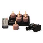 Sættet med genopladelige rosa LED-fyrfadslys indeholder 6 rosa fyrfadslys med brændetid op til 400 timer, en sort opladebase, en fjernbetjening og en strømforsyning/adaptor.