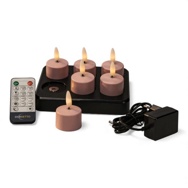 Sættet med genopladelige rosa LED-fyrfadslys indeholder 6 rosa fyrfadslys med brændetid op til 400 timer, en sort opladebase, en fjernbetjening og en strømforsyning/adaptor.