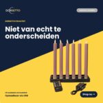 Et sæt med seks lyserøde, dæmpbare, genopladelige LED-dinerlys (250 mm) med sort fod, fjernbetjening og USB-oplader er vist på en mørkeblå og gul baggrund. I den hollandske tekst står der, at LED-dinerlys rosa ligner rigtige stearinlys.